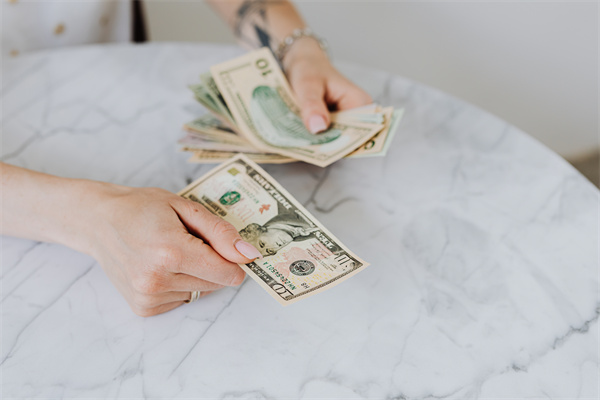 美媒：美联储面临降息关键时刻